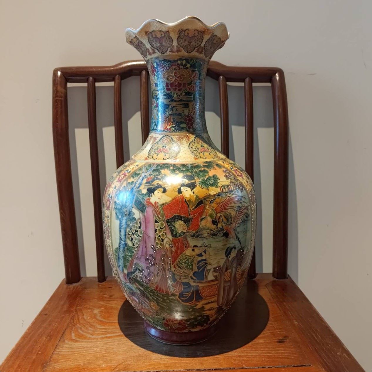 Japanese Satsuma earthenware vase. Circa mid to late 1880s. (Meiji 18-23) 日本薩摩燒陶瓶 ─ 約1880年代中後期（明治18–23年）